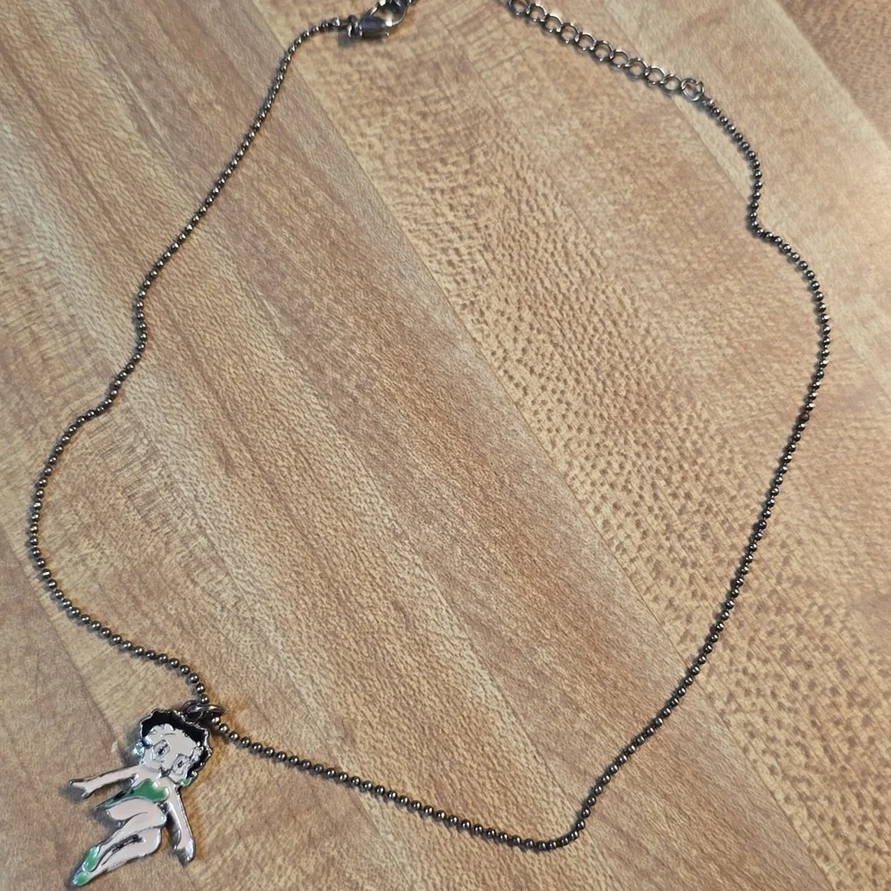 Charming BETTY BOOP Silver and Green Pendant Necklace - Picture 2 of 2